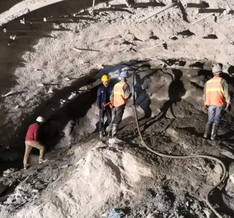 高安隧道拱顶带模注浆料，微膨胀注浆料的特点及施工工艺